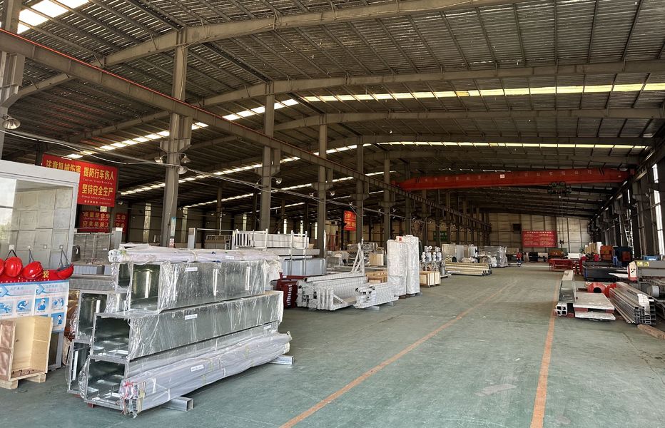 Zhejiang Huier Coating Environmental Protection Equipment Co., Ltd خط إنتاج المصنع